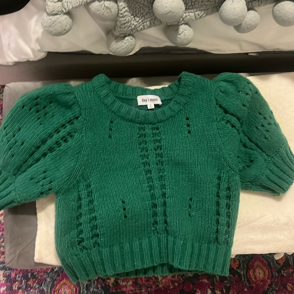 Day + moon top. Size small. Worn twice. Love it but doesn’t fit me right!
